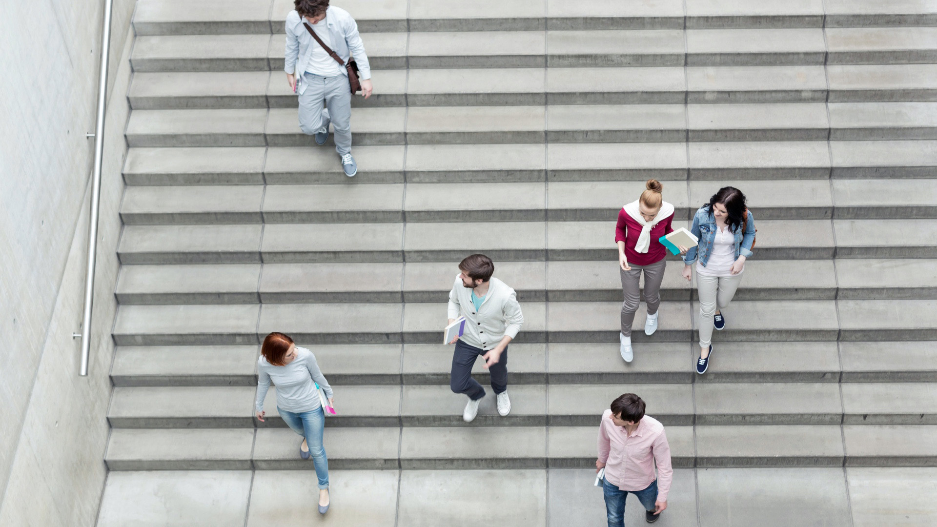 Junge Menschen auf einer Treppe aus Beton